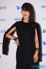 组图：严正花黑裙霸气 烈焰红唇显女王气场