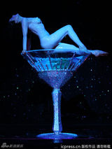 蒂塔万提斯脱衣舞巡演 酒杯出浴双峰高耸