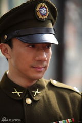 幻灯图：《电波》热拍 赵立新版“李侠”造型百变