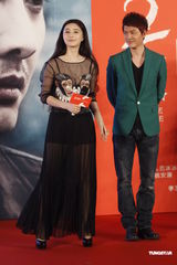 组图：倪妮素颜低调支持冯绍峰范冰冰新片