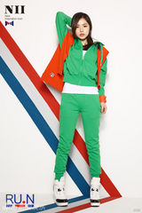 组图：韩组合JYJ携手闵孝琳拍运动服写真休闲时尚