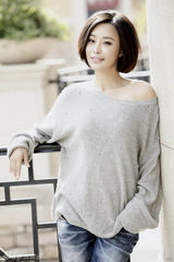 组图：张曦文曝初春写真 现代装显小清新