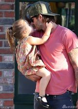 组图：小贝抱七公主出街 父女俩亲亲嘴羡煞旁人