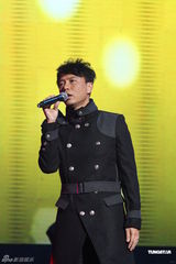 组图：毛宁林忆莲领衔音乐会 《你是我的眼》秀歌技