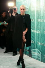 组图：群星助阵发布会 巩俐戴过亿珠宝显女王气质