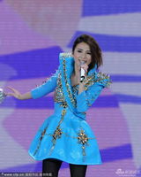 组图：央视蛇年春晚SHE热情献唱《Shero》