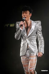 高清组图：许志安香港性感开唱 郑秀文现身不许求婚