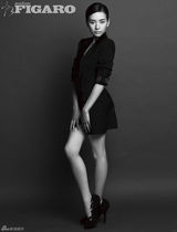 高清图：董洁拍杂志封面 黑白照片显高贵气质