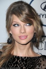 组图：斯威夫特派对变小野豹 透视短裙秀美腿