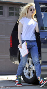 组图：范宁姐妹花户外度周末 运动装扮简单随性