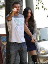 组图：梅根挺大肚性感依旧 老公怒斥狗仔偷拍