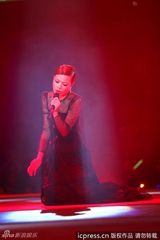 组图：黄伟文作品展开唱 陈奕迅拄拐演唱助阵