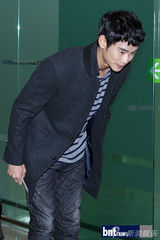 组图：韩星金秀贤帅气亮相机场 赴日宣传新剧