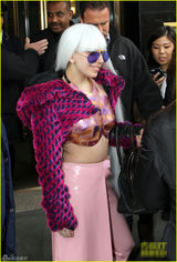 组图：Gaga频换装街头变秀场 女王变夜店女郎