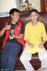 组图：黎耀祥探访长者派米 叹江欣燕离婚可惜
