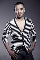 组图：侯剑时尚写真展十足男人味