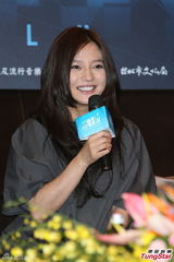 组图：赵薇宽松装扮携赵又廷亮相台湾