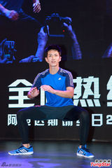 组图：霍华德京城耍宝 与柯震东拼球技