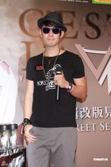 组图：吴建豪香港办歌迷会 送保温杯回馈歌迷