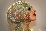 组图：Lady Gaga赴Bambi颁奖礼 金丝包头惨变榴莲