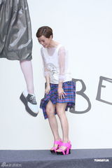 组图：郭采洁新专辑宣传秀美腿裙底险走光