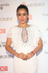 组图：胡梦媛亮相明星街拍盛典红毯 白裙秀美背