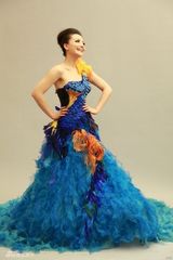 组图：孙茜出席时尚盛典 蓝色优雅羽翼长裙艳压群芳