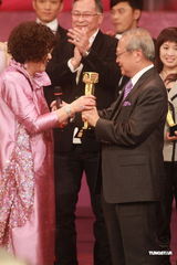 组图：李司棋获万千光辉演艺大奖 所有演员上台致敬