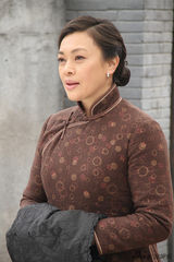 组图：《捍卫者》史可造型多变 时而村妇时而贵妇