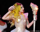 组图：Lady Gaga演唱会口味重 血腥骷髅手玩自摸
