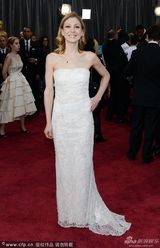 组图：最佳改编剧本提名露西白色抹胸长裙亮相