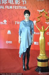 组图：冯小刚夫妻恩爱亮相 徐帆古典小鸟依人