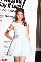 组图：众星出席慈善活动 吴千语力挺林峰