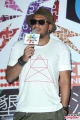 组图：陈绮贞结婚无着落 张震岳猛健身晒成黑炭