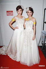 组图：吴千语首走婚纱秀坦言享受浪漫气氛