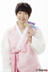 组图：韩团MBLAQ等携众星穿韩服送新年祝福