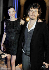 组图：奥兰多现身米兰时装周 细心呵护怀孕娇妻