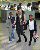 组图：麦当娜携养子养女现身机场潮范儿足