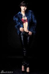 组图：徐冬冬化身蓝色妖姬拍写真展妖娆身段