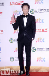 组图：EXO等走金唱片红毯 泫雅透视装内衣尽显