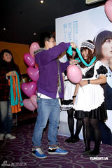 幻灯图：林宥嘉体验一日宅男 与可爱女仆同看电影