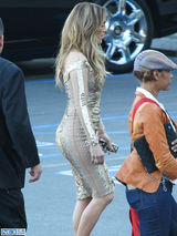 组图：45岁洛佩兹性感辣妈范 裸色短裙身材傲人