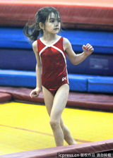 组图：小苏瑞猛练体操 奥运“种子”初长成