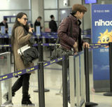 组图：王力宏携爱妻现身 李靓蕾小鸟依人