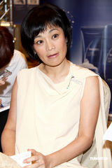 幻灯图：张艾嘉穿小洋装秀肌肤 再接代言高雅现身 