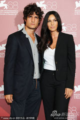 组图：《炎夏》记者会 贝鲁奇中性装亮相也妩媚