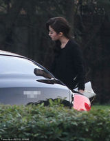 组图：刘亦菲短裙性感 助理蹲地系鞋带豪车接送