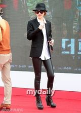 组图：金宣儿中性风亮相釜山 西装黑超帅酷