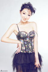 组图：李依馨拍黑白天鹅写真 俏皮装扮不失性感