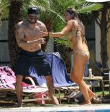 组图：真人秀女星路易莎携猛男戏水享快活